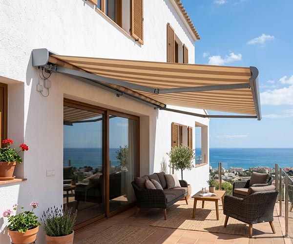 Toldo cofre motorizado en chalet de lujo, Estepona