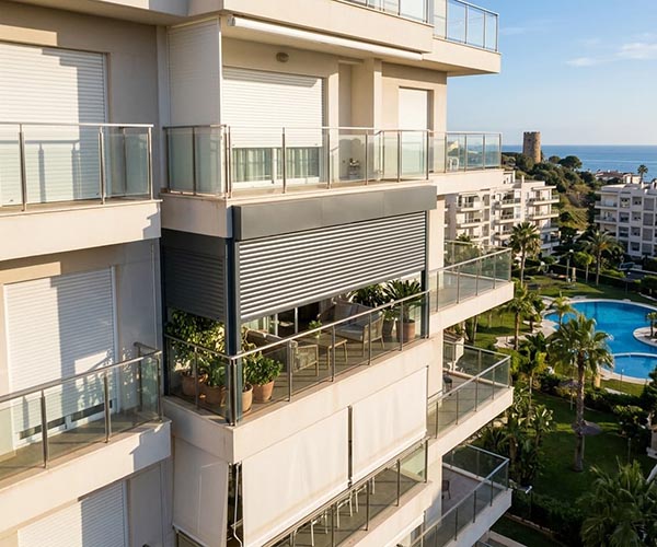 Persianas exteriores de aluminio en urbanización de Torremolinos